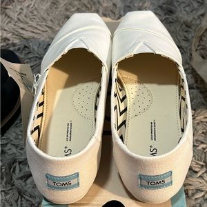 White recycled Toms Alpargata women’s 9.5